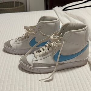 Youth Nike Cream and blue high top Textured Sneakers